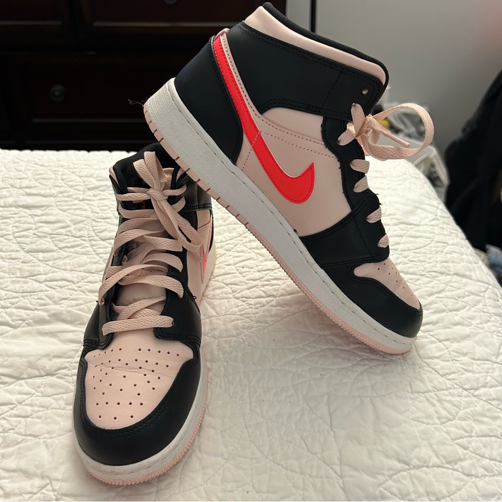 Nike Jordan 1 Mid Atmosphere Pink and Black 554725-604